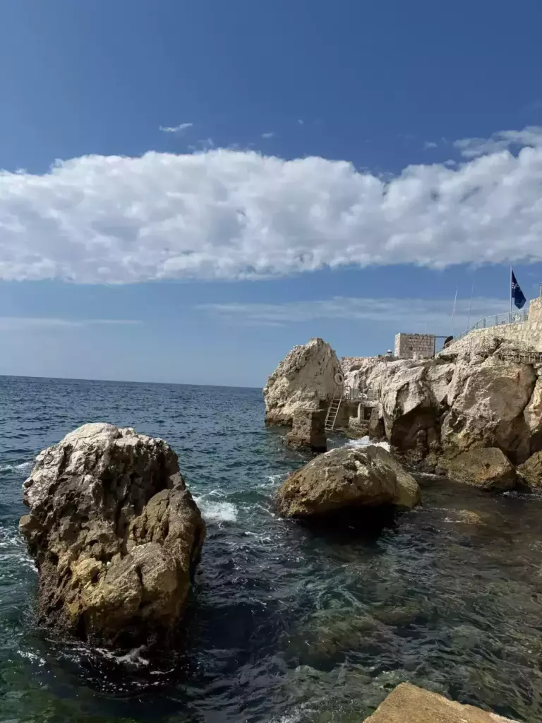 Rochers baignés par la Méditerranée sur le littoral de Nice.