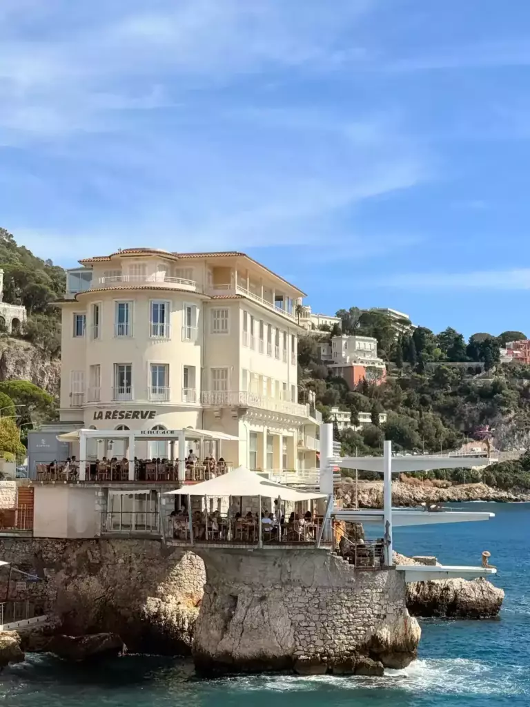 Le bâtiment de La Réserve à Nice face à la mer Méditerranée.