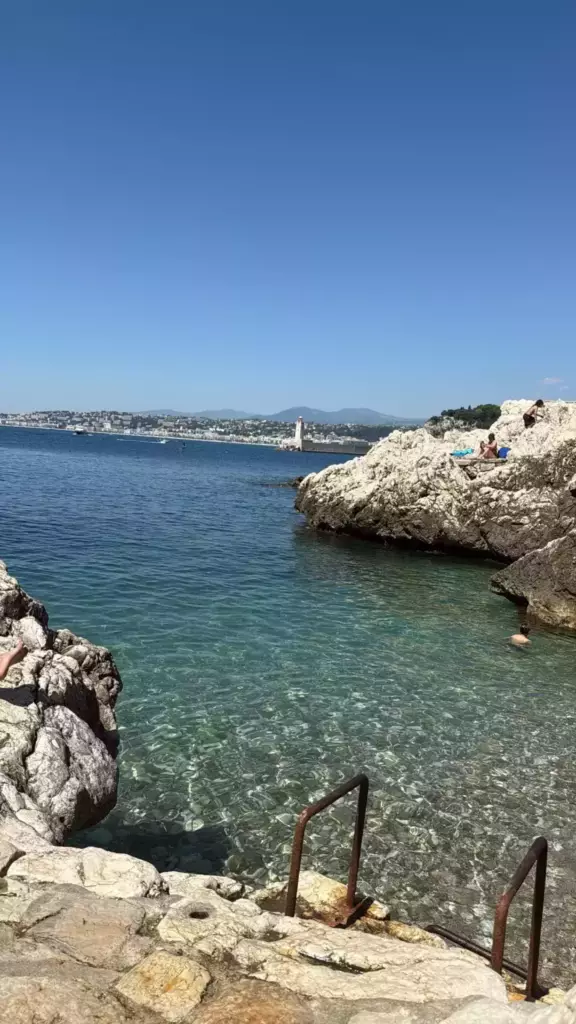 Petite crique rocheuse aux eaux transparentes sur le littoral de Nice.