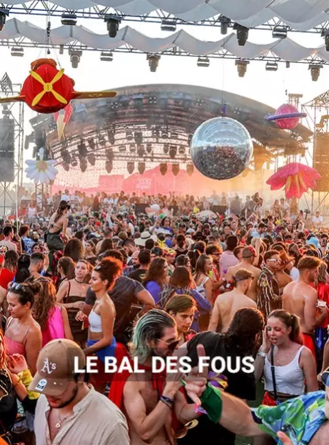 Public costumé au Bal des Fous sur la Terrasse Riviera du Palais des Festivals de Cannes