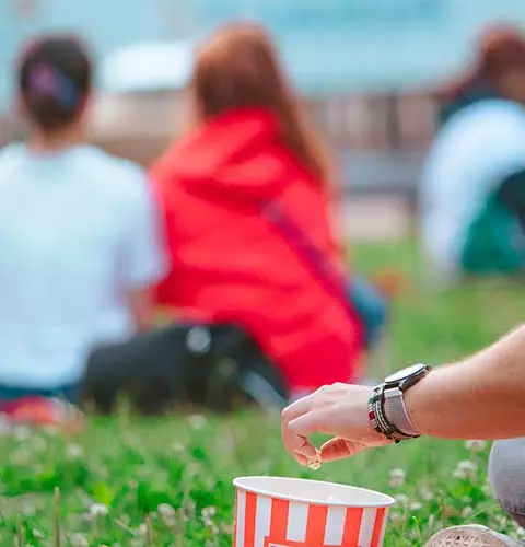 Séance de cinéma en plein air organisée à Nice pendant l’été 2026