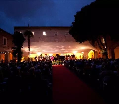 Concert en soirée dans le cloître du Monastère de Cimiez pendant le Nice Classic Festival
