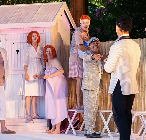 Visuel officiel de L’Héritier de village en tournée maralpine avec le Théâtre National de Nice