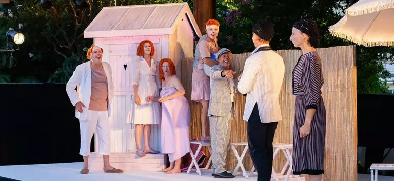Visuel officiel de L’Héritier de village en tournée maralpine avec le Théâtre National de Nice