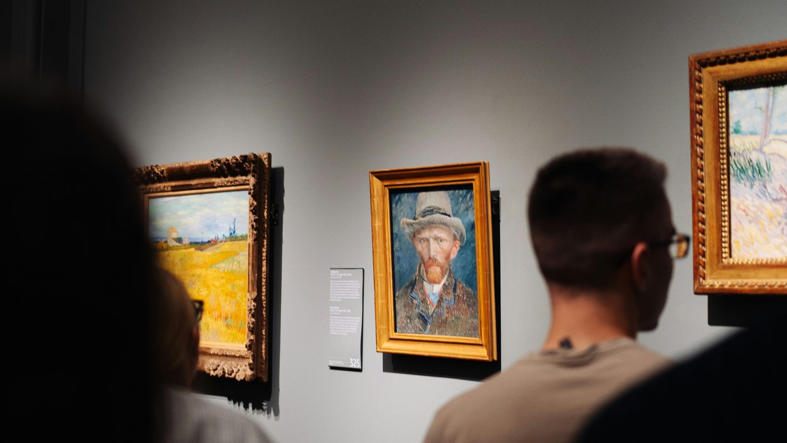 Visiteurs observant des tableaux dans un musée