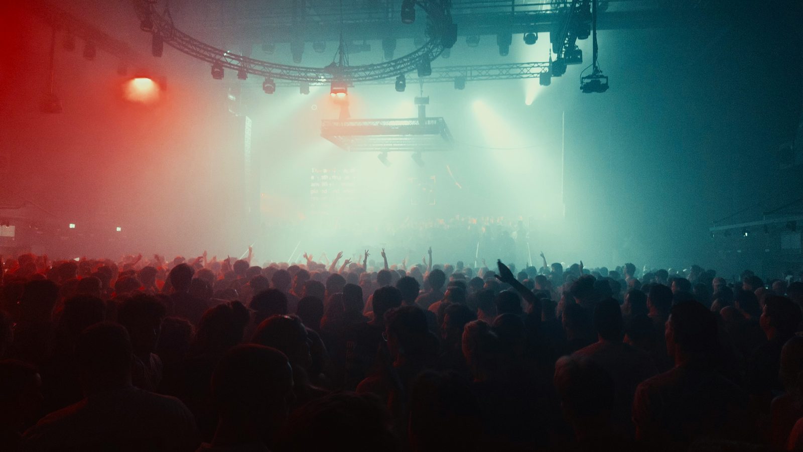 Grande foule dans une salle de concert éclairée de rouge et de bleu