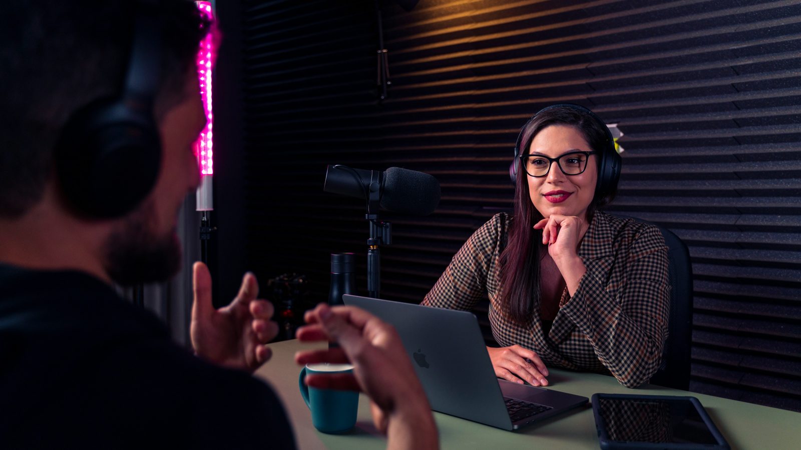Interview en studio entre une journaliste et son invité