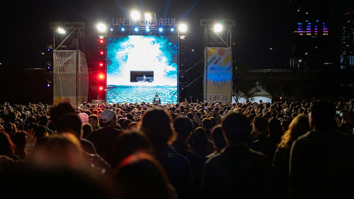 Public devant une grande scène de concert en plein air