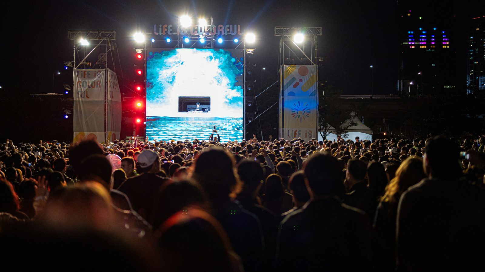 Public devant une grande scène de concert en plein air